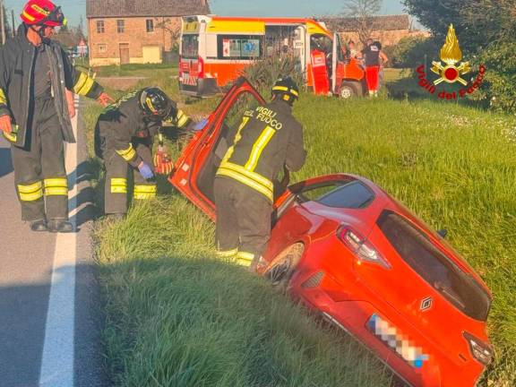Forlì, incidente: nel fosso con l’auto, tre persone fortunatamente illese