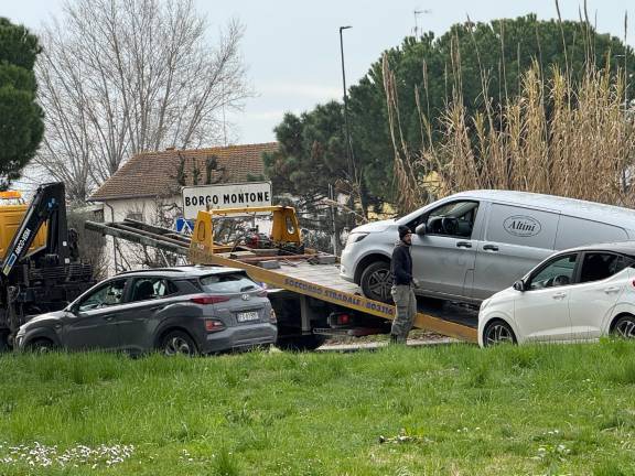Ravenna, incidente: il furgone delle pompe funebri finisce nel fosso