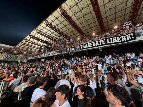 La curva Mare, come era successo solo nella passata stagione, è andata sold out in abbonamento già a inizio luglio (foto Zanotti)