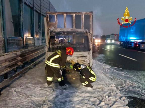 Furgone in fiamme in A1 tra i caselli Valle del Rubicone e Rimini Nord