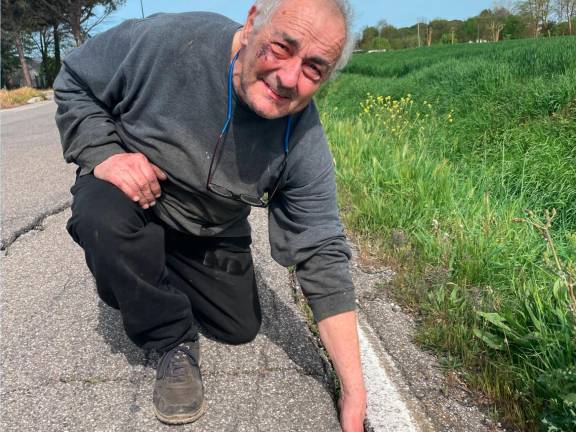 L’uomo caduto mostra l’asfalto rovinato