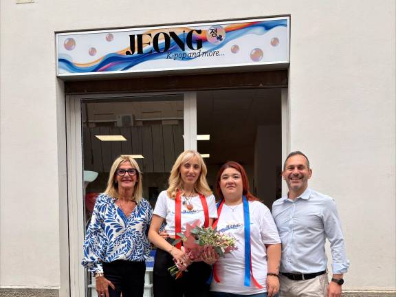 Un’immagine dell’inaugurazione con la titolare Antonella Miranda, l’assessora alle attività produttive Paola Casara e il responsabile di CNA Forlì città Marco Lucchi