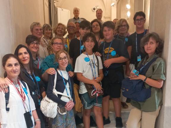 Il primo gruppo di visitatori e visitatrici di mercoledì sera