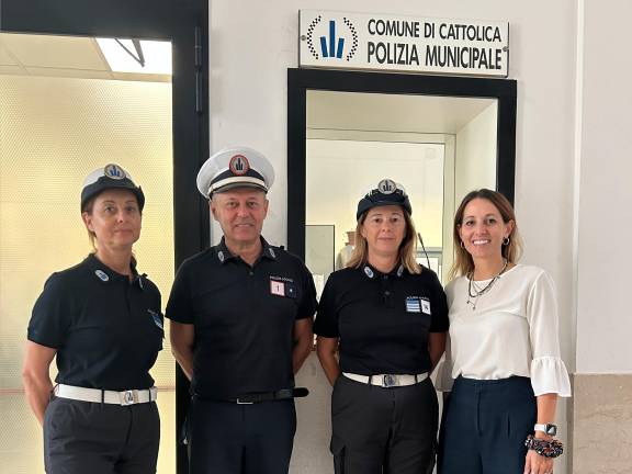 L’assessora Gabellini con il comandante Gasparotto e le agenti Benelli e Gasperin, protagoniste della cattura del molestatore