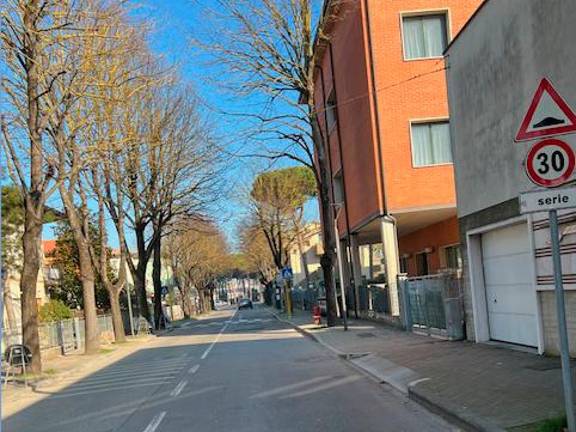 “Zona 30” non rispettata in via Magrini a Cesenatico: i residenti chiedono controlli ed autovelox