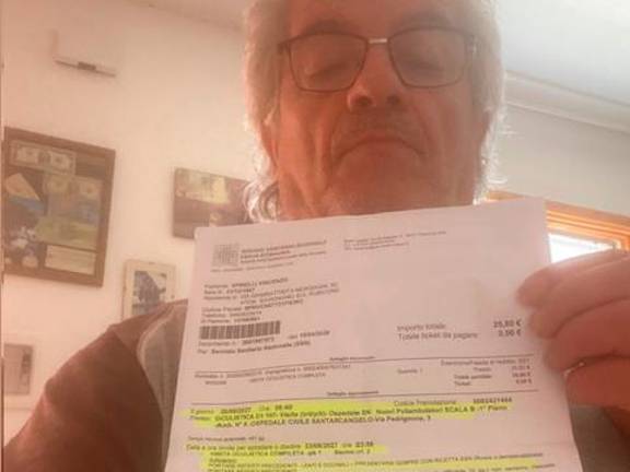 Vincenzo Spinelli con l’impegnativa per la visita prevista ad agosto 2027