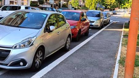 Le auto in sosta fuori dagli stalli