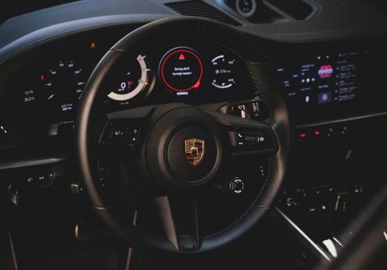 Aveva 2mila euro in banconote false nascosti nella Porsche: nei guai ex ciclista residente a San Marino