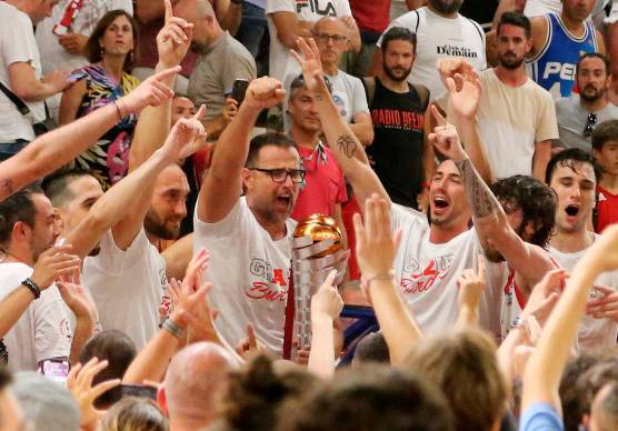 L’esultanza di Mattia Ferrari per la promozione biancorossa del 2022
