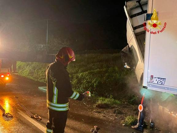 Civitella, incidente: autocarro fuori strada nella notte, intervengono i Vigili del Fuoco