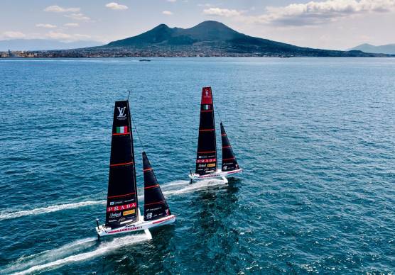 Gli allenamenti di Luna Rossa nel Golfo di Napoli