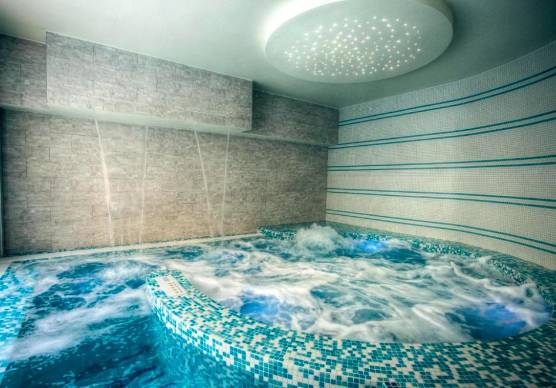 La tragedia mentre il 12enne stava giocando nella vasca idromassaggio