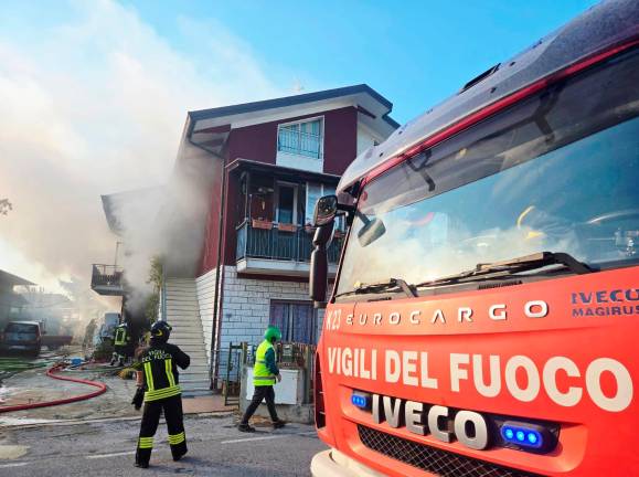 Riccione, incendio nel capanno: intervengono i Vigili del Fuoco - VIDEO GALLERY