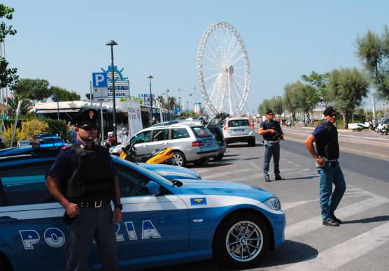I controlli della polizia sul lungomare Tintori