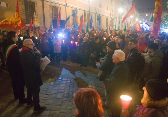 Il presidente dell’Anpi Savini e il sindaco di Ravenna Barattoni durante il loro intervento in piazza del Popolo (foto Massimo Fiorentini)