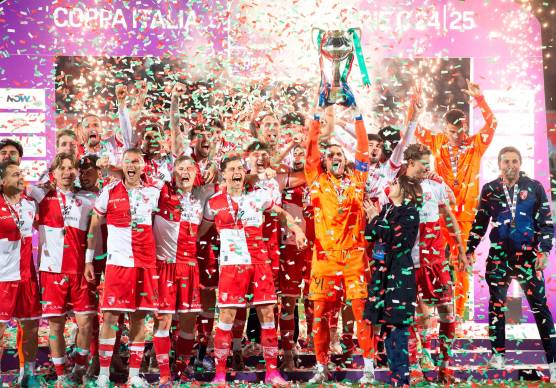 L’8 aprile 2025 Simone Colombi alza in cielo la coppa Italia di C (foto Morosetti)