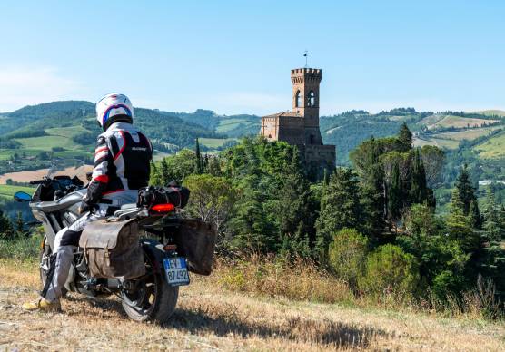 Un itinerario di 700 km tra borghi e foreste dell’Appennino romagnolo in sella a una Zero Motorcycle SR/S: silenzio, adrenalina e sostenibilità in un tour a emissioni zero