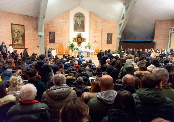 Chiesa gremita ieri sera a Sant’Ermete per il rosario in ricordo di Martina Gnoli