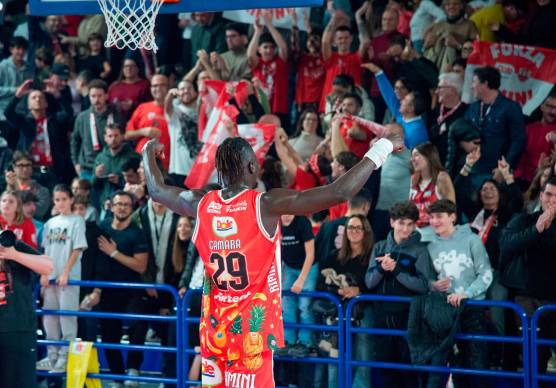 Gora Camara festeggia sotto la curva dopo la vittoria nel derby contro la Fortitudo