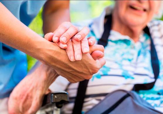 Sanità, l’Emilia-Romagna pensa di far pagare un contributo agli over 65 per l’assistenza ai non autosufficienti