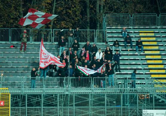 I pochi spettatori presenti in curva Est per Rimini-Ascoli del 15 novembre 2025: stasera al Romeo Neri ci sarà un differente entusiasmo (foto Morosetti)
