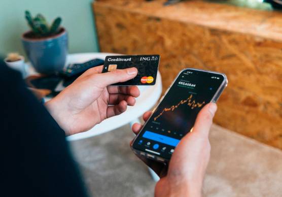 Gambettola, “faccia un bonifico immediato da 10mila euro”: si finge agente di Polizia postale e truffa una giovane donna