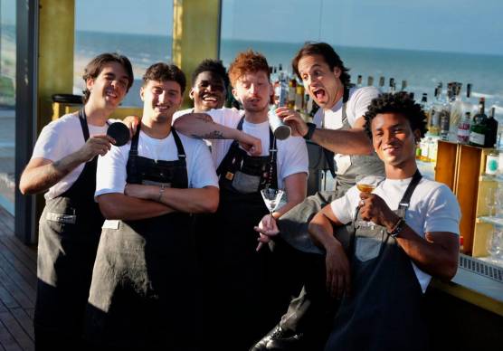 Lo staff di “Altorooftop” diretto dal giovane bar manager cesenate Niccolò Amadori.