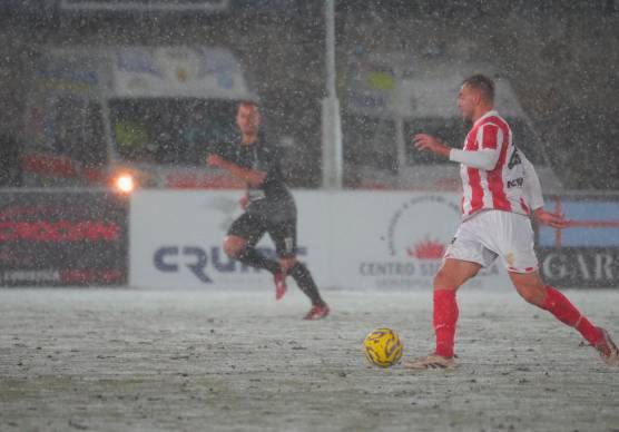 Il centrocampista Carlo De Risio sotto la nevicata di Piancastagnaio