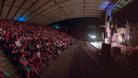 L’arena piena per uno degli spettacoli del Plautus Festival