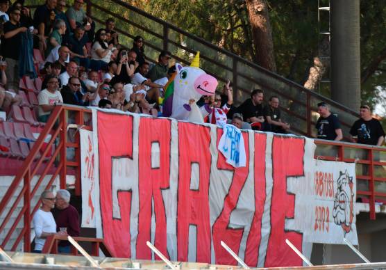 Uno striscione di ringraziamento per la salvezza (foto Blaco)