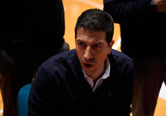 Il tecnico biancorosso Antimo Martino durante un time-out