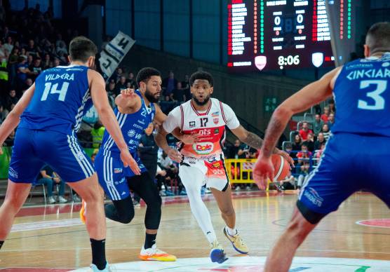 Mark Ogden attacca la difesa di Brindisi, una situazione che si ripeterà domani sera in semifinale foto morosetti