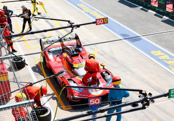 Una Ferrari ai box durante le prime prove libere (foto Mauro Monti Mmph)