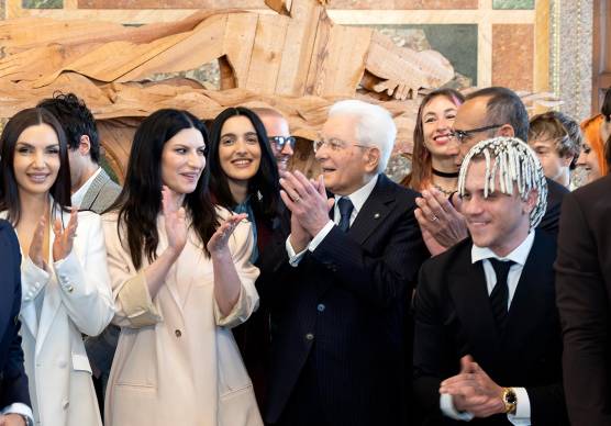 Laura Pausini, Carlo Conti e i cantanti di Sanremo 2026 oggi sono stati ricevuti al Quirinale