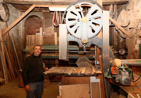 Enrico Rivola dentro la sua bottega storica in via Cavour, il padre la rilevò nel 1930 poi gli ha trasmesso il mestiere (foto mmph)