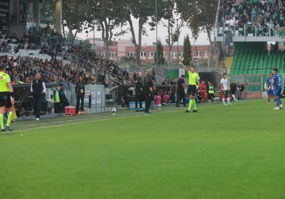 L’arbitro Perenzoni ammonisce Diamanti poco prima della fine del primo tempo (Zanotti)