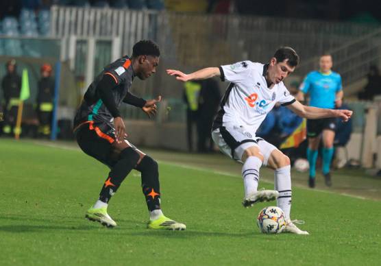 Dimitri Bisoli contro Issa Doumbia nella sfida di sabato sera tra Cesena e Venezia (Zanotti)