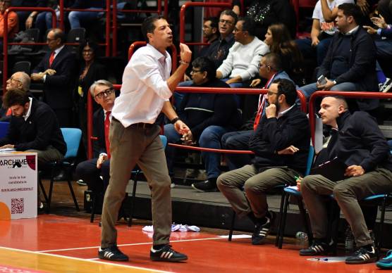 L’allenatore forlivese Antimo Martino sta attraversando un difficile momento (foto Fabio Blaco)