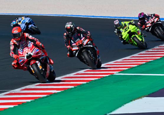 Marc Marquez e Marco Bezzecchi durante la gara Sprint la scorsa settimana a Misano (foto Fini)