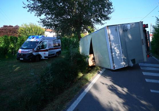 Forlì, scontro all’incrocio e furgone ribaltato: un ferito grave incastrato tra le lamiere