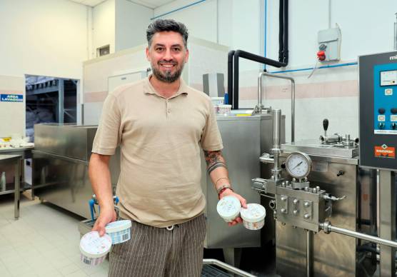 Francesco Mattei nel laboratorio mostra il gelato per cani (Zanotti)