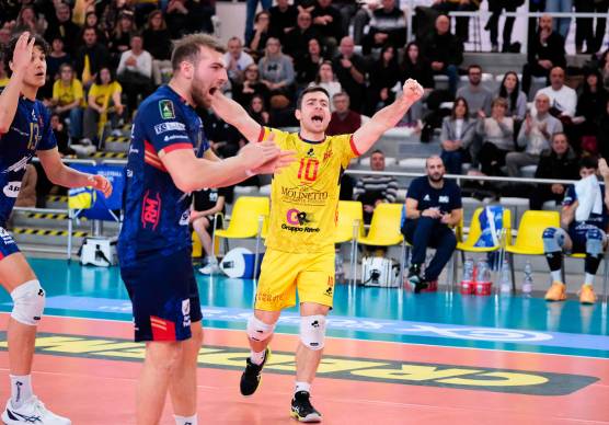 Antonino Russo e il capitano Riccardo Goi esultano nel vittorioso match disputato domenica a Porto Viro