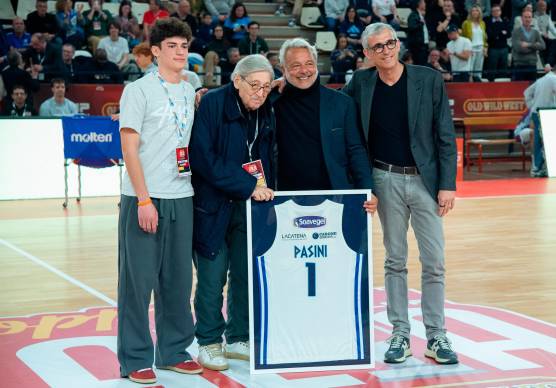 Piero Pasini è stato premiato con le maglie di Rimini, Brindisi e Vigevano (Morosetti)