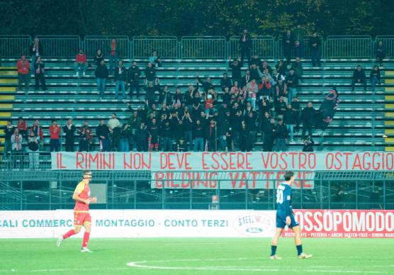 Uno striscione esposto questa sera in curva Est (foto Morosetti)