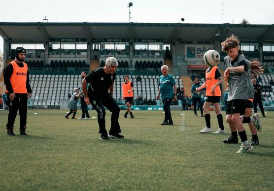 Il ministro dello Sport, Andrea Abodi, in campo a Cesena con i ragazzi del progetto “Per un calcio integrato”; nel riquadro Massimiliano Rizzello