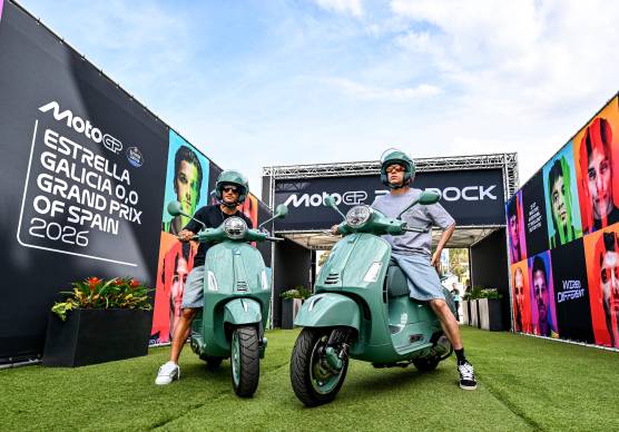 Marco Bezzecchi e Jorge Martin si sono presentati al circuito di Jerez de la Frontera con una Vespa