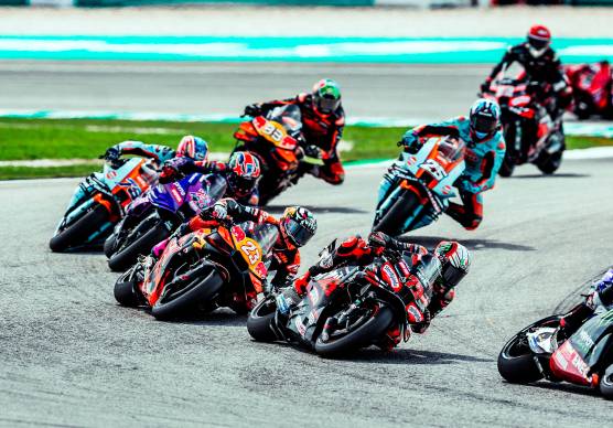 Enea Bastianini e Marco Bezzecchi lottano durante l’ultima gara del motomondiale disputata sul circuito di Sepang