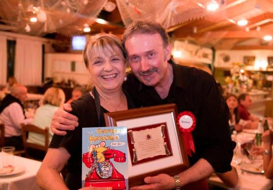 Maria e Francesco, gli ex titolari. In basso lo staff del “Pirata”