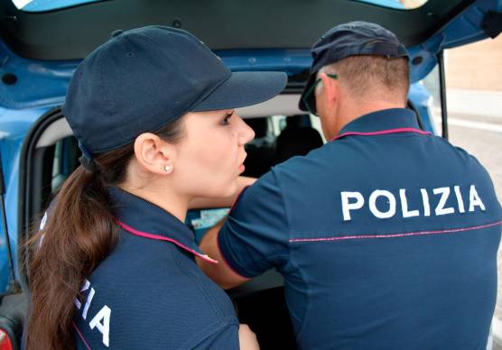 Cesena, aggredisce la madre e scaglia un poliziotto contro il muro: arrestato 26enne