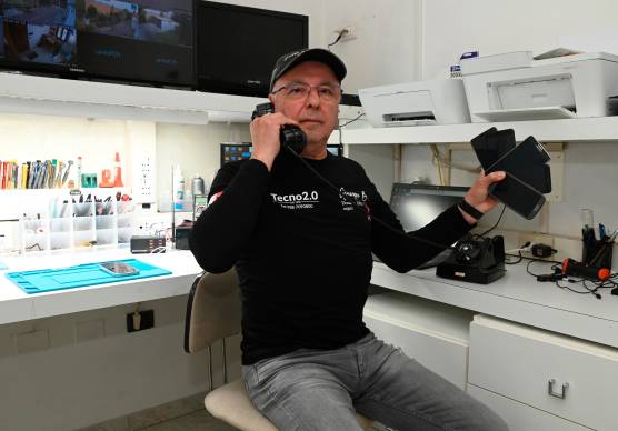 Forlì, “ho riparato 7 milioni di telefoni in 40 anni”: Battista, il tecnico filosofo e la missione dell’economia circolare